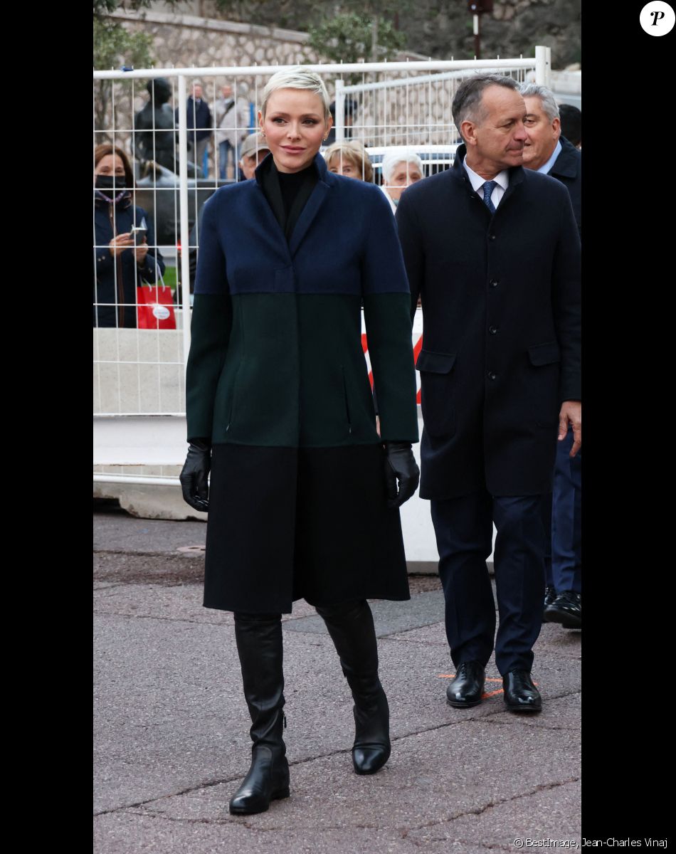 La princesse Charlène de Monaco, accompagnée des ses enfants le prince Jacques de Monaco, marquis des Baux, et la princesse Gabriella de Monaco, comtesse de Carladès, Charlotte Casiraghi, Mélanie de Massy et Georges Marsan, le maire de Monaco, lors de l'inauguration du marché de Noël à Monaco, le 2 décembre 2022. © Jean-Charles Vinaj/Pool Monaco/Bestimage