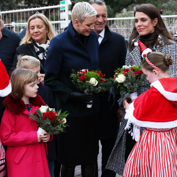 La princesse Charlène de Monaco, accompagnée des ses enfants le prince Jacques de Monaco, marquis des Baux, et la princesse Gabriella de Monaco, comtesse de Carladès, Charlotte Casiraghi, Mélanie de Massy et Georges Marsan, le maire de Monaco, lors de l'inauguration du marché de Noël à Monaco, le 2 décembre 2022. © Jean-Charles Vinaj/Pool Monaco/Bestimage 