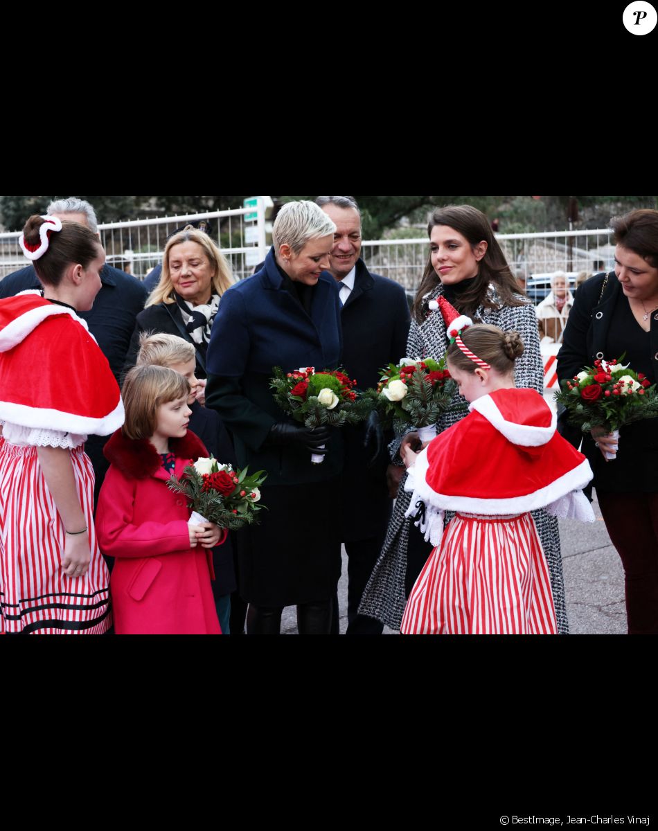 La princesse Charlène de Monaco, accompagnée des ses enfants le prince Jacques de Monaco, marquis des Baux, et la princesse Gabriella de Monaco, comtesse de Carladès, Charlotte Casiraghi, Mélanie de Massy et Georges Marsan, le maire de Monaco, lors de l'inauguration du marché de Noël à Monaco, le 2 décembre 2022. © Jean-Charles Vinaj/Pool Monaco/Bestimage