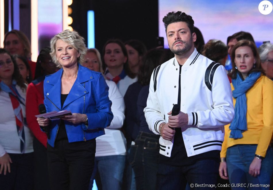Sophie Davant et Kev Adams - Les personnalités se mobilisent lors de la 36ème édition du Téléthon sur le plateau de France 2, avec pour parrain K.Adams, le 3 décembre 2022. © Coadic GUIREC / Bestimage