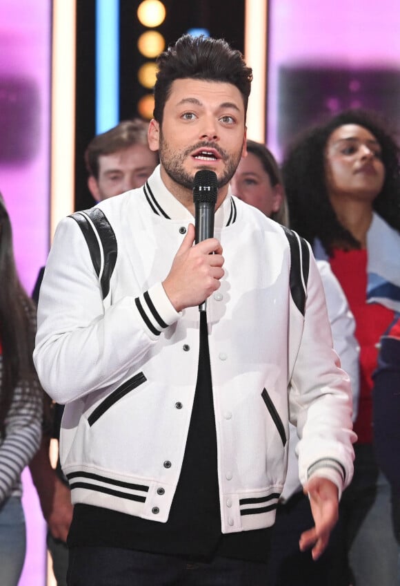 Kev Adams - Les personnalités se mobilisent lors de la 36ème édition du Téléthon sur le plateau de France 2, avec pour parrain K.Adams, le 3 décembre 2022. © Coadic GUIREC / Bestimage