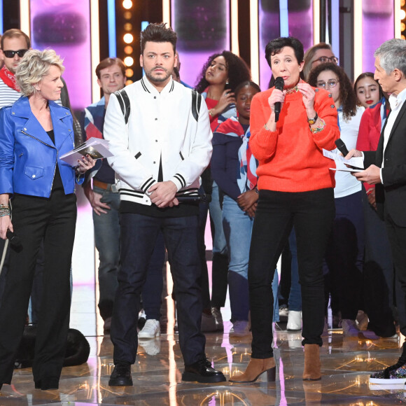 Sophie Davant, Kev Adams, Laurence Tiennot-Herment (présidente de l'Association française contre les myopathies, AFM) et Nagui - Les personnalités se mobilisent lors de la 36ème édition du Téléthon sur le plateau de France 2, avec pour parrain K.Adams, le 3 décembre 2022. © Coadic GUIREC / Bestimage