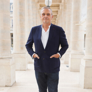 Jean-Charles de Castelbajac - 33ème édition des prix "Andam Fashion Awards 2022" dans les Jardins du Palais Royal à Paris le 30 juin 2022.À l'occasion de son édition 2022, le concours de l'ANDAM, qui vise à récompenser et accompagner les futurs talents de l'industrie du luxe, dévoile quelques nouveautés, entre création de prix et parrain d'exception. L'ANDAM se renouvelle. C'est un rendez-vous incontournable du secteur de la mode. L'ANDAM vient de lancer son appel à candidature, révélant au passage quelques exclusivités. Pour cette nouvelle saison, la compétition sera présidée par un parrain qui n'est autre que B. Pavlovsky, Président des activités mode de Chanel. Ce dernier et ses équipes accompagneront les lauréats pendant un an dans le développement artistique et stratégique de leur label. Si le concours comprenait déjà quatre récompenses - Grand Prix de l'Andam (300.000 euros de dotation), le prix Pierre Bergé (100.000 euros), le prix Accessoires de mode et le prix de l'Innovation, (tous deux 50.000 euros) -, l'ANDAM annonce cette année la création du Prix Spécial du Jury, dont l'apport financier a été fixé à 100.000 euros. Une somme qui élève la cagnotte du concours à 600.000 euros, preuve de l'influence du projet pour l'industrie. En plus d'un nouveau parrain et d'un nouveau prix, la 33ème édition accueille dans ses rangs deux mécènes, Instagram et MyTheresa, qui s'installent aux côtés des traditionnels partenaires, comme Balenciaga, Kering, LVMH, le Ministère de la Culture ou encore les Galeries Lafayette. Deux nouveaux acteurs digitaux qui marquent l'ambition de l'ANDAM d'adapter son concours dans l'ère digitale et qui participeront à accroître la visibilité numérique des lauréats. © Christophe Clovis/Bestimage