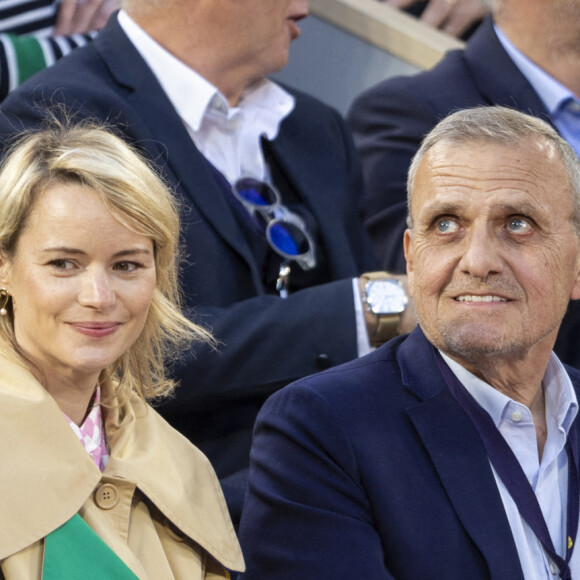 Pauline de Drouas et son mari Jean-Charles de Castelbajac - Célébrités dans les tribunes des internationaux de France de Roland Garros à Paris le 31 mai 2022. © Cyril Moreau - Dominique Jacovides/Bestimage 