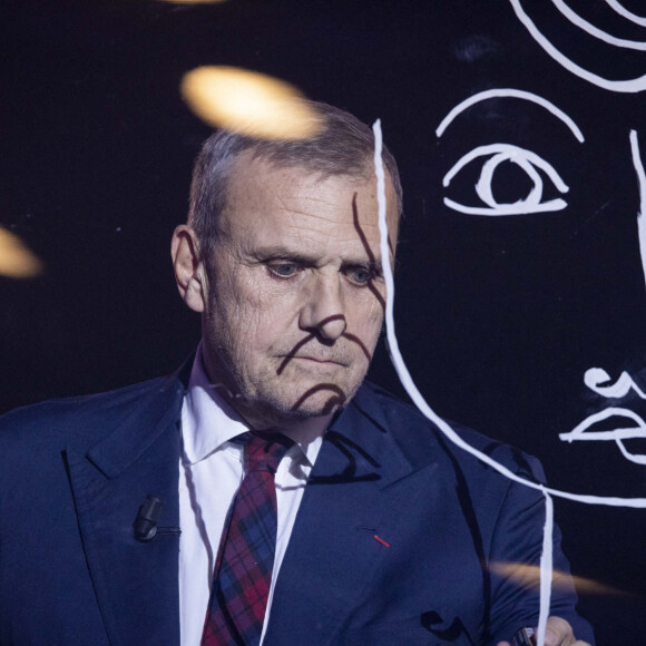 Exclusif - Jean-Charles de Castelbajac - Enregistrement de l'émission "Le Grand Echiquier", diffusée le 1er juillet sur France 2. Le 21 mars 2022 © Cyril Moreau / Bestimage Nous retrouvons C.Chazal pour ce grand Échiquier consacré à l'excellence culturelle française, à cette fameuse exception qui confère à notre pays une place particulière dans le monde, grâce à sa tradition culturelle forte, son histoire, son patrimoine et cette richesse artistique qui s'exporte depuis toujours dans le monde entier. Pour décliner le beau thème de la culture, nous débuterons la soirée avec la bande originale du film "Le grand blond avec une chaussure noire" d'Y.Robert, que l'on doit à l'immense compositeur, V.Cosma et que R.Capuçon interprétera avec l'orchestre du grand Échiquier dirigé par N.Giraud et la violoniste, A.Gravoin. Ils nous accompagneront tout au long de l'émission. Nous évoquerons la culture, cette richesse qui est la nôtre avec les plus grands artistes, les représentants des grandes institutions culturelles et l'ancien Président de la République, N.Sarkozy qui nous partagera ses coups de coeur, ses découvertes, ses admirations, notamment en matière d'arts plastiques, de peinture et de littérature. Il les a rassemblé dans un ouvrage intitulé "Promenades". Toute la soirée, il sera accompagné d'artistes qui sont le meilleur reflet de notre grande diversité culturelle. Invitée exceptionnelle, C.Bruni sera aussi présente pour partager cette soirée de musique et de chansons. Carla, qui vient de fêter les 20 ans de son premier album, incarnation de l'élégance française, interprètera "Dolce Francia" en italien, preuve qu'elle est pétrie de deux cultures, une chanson tirée bien sûr du célèbre titre de C.Trenet. Le temps d'une soirée, Le grand échiquier devient la plus grande salle de spectacles de France. 
