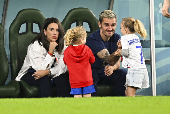 Antoine Griezmann en famille avec sa femme Erika Choperena et leurs filles - Les joueurs de l'équipe de France passent un moment avec leur famille avant la rencontre France/Tunisie lors de la Coupe du Monde de la FIFA, Qatar 2022 le 30 novembre 2022. © JB Autissier / Panoramic / Bestimage