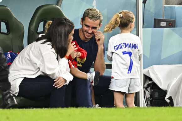 Antoine Griezmann en famille avec sa femme Erika Choperena et leurs filles - Les joueurs de l'équipe de France passent un moment avec leur famille avant la rencontre France/Tunisie lors de la Coupe du Monde de la FIFA, Qatar 2022 le 30 novembre 2022. © JB Autissier / Panoramic / Bestimage