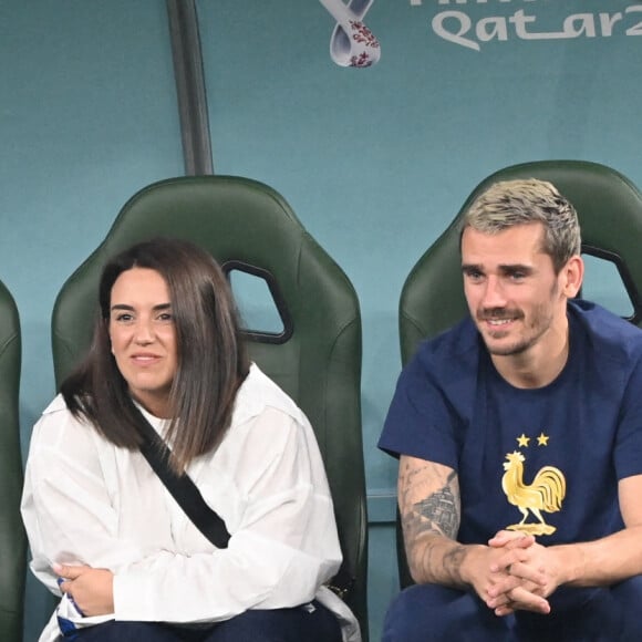 Antoine Griezmann en famille avec sa femme Erika Choperena et leurs filles - Femmes et compagnes des joueurs lors du match "France - Tunisie" (0-1) lors de la Coupe du Monde 2022 au Qatar (FIFA World Cup Qatar 2022) le 30 novembre 2022. © Philippe Perusseau / Bestimage