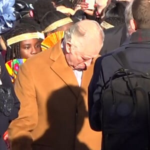 Images vidéo - Un oeuf aurait été jeté vers le roi Charles III d'Angleterre lors de son bain de foule à Luton, le 6 décembre 2022. Un homme d'une vingtaine d'années, suspecté de cette tentative d'agression envers le souverain, a été arrêté par la police. 