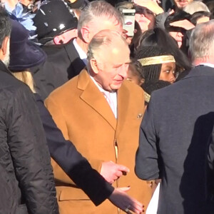 Images vidéo - Un oeuf aurait été jeté vers le roi Charles III d'Angleterre lors de son bain de foule à Luton, le 6 décembre 2022.