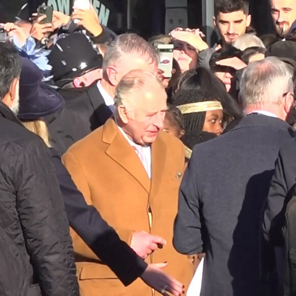 Images vidéo - Un oeuf aurait été jeté vers le roi Charles III d'Angleterre lors de son bain de foule à Luton, le 6 décembre 2022.