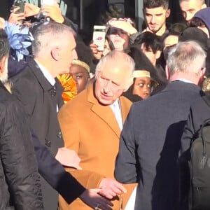 Images vidéo - Un oeuf aurait été jeté vers le roi Charles III d'Angleterre lors de son bain de foule à Luton.