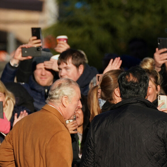 Un oeuf aurait été jeté vers le roi Charles III d'Angleterre lors de son bain de foule à Luton, le 6 décembre 2022.