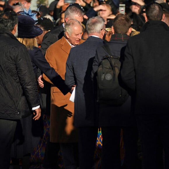 Un oeuf aurait été jeté vers le roi Charles III d'Angleterre lors de son bain de foule à Luton, le 6 décembre 2022.