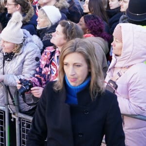 Un oeuf aurait été jeté vers le roi Charles III d'Angleterre lors de son bain de foule à Luton, le 6 décembre 2022.