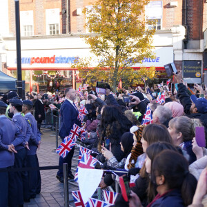 Un oeuf aurait été jeté vers le roi Charles III d'Angleterre lors de son bain de foule à Luton, le 6 décembre 2022.