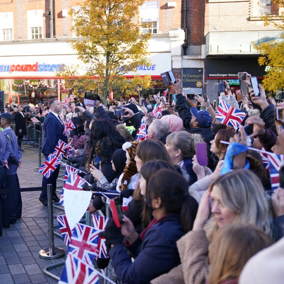 Un oeuf aurait été jeté vers le roi Charles III d'Angleterre lors de son bain de foule à Luton, le 6 décembre 2022.