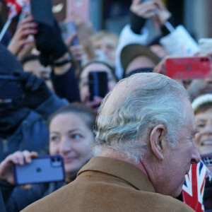 Un oeuf aurait été jeté vers le roi Charles III d'Angleterre lors de son bain de foule à Luton, le 6 décembre 2022.