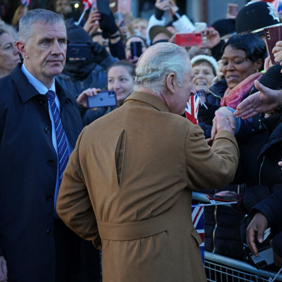Un oeuf aurait été jeté vers le roi Charles III d'Angleterre lors de son bain de foule à Luton, le 6 décembre 2022.