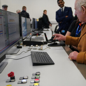 Le roi Charles III d'Angleterre, visite la gare de Luton DART Parkway pour inaugurer le nouveau système de transport en commun qui reliera la gare ferroviaire de Luton Airport Parkway à l'aéroport de Londres Luton. Le 6 décembre 2022. 