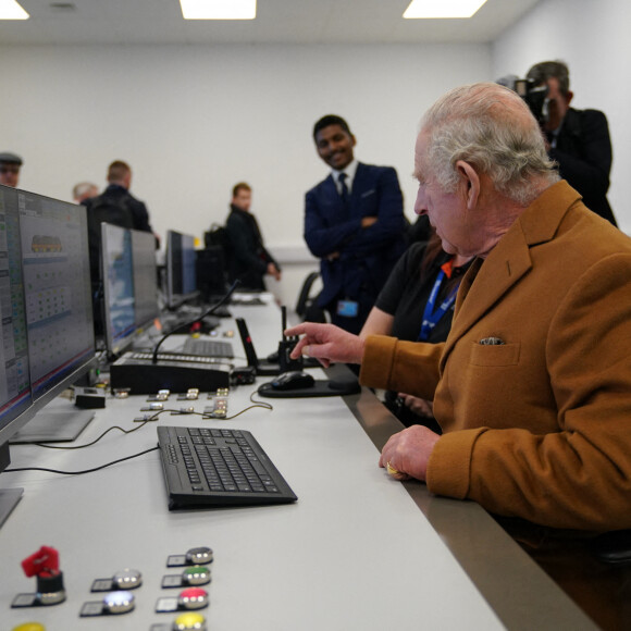 Le roi Charles III d'Angleterre, visite la gare de Luton DART Parkway pour inaugurer le nouveau système de transport en commun qui reliera la gare ferroviaire de Luton Airport Parkway à l'aéroport de Londres Luton. Le 6 décembre 2022. 