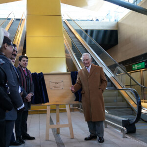 Le roi Charles III d'Angleterre, visite la gare de Luton DART Parkway pour inaugurer le nouveau système de transport en commun qui reliera la gare ferroviaire de Luton Airport Parkway à l'aéroport de Londres Luton. Le 6 décembre 2022. 