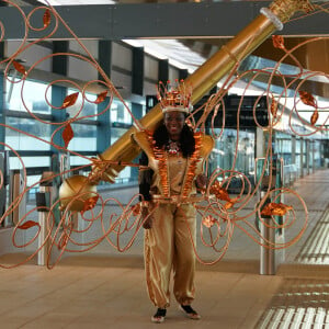 Le roi Charles III d'Angleterre, visite la gare de Luton DART Parkway pour inaugurer le nouveau système de transport en commun qui reliera la gare ferroviaire de Luton Airport Parkway à l'aéroport de Londres Luton. Le 6 décembre 2022. 