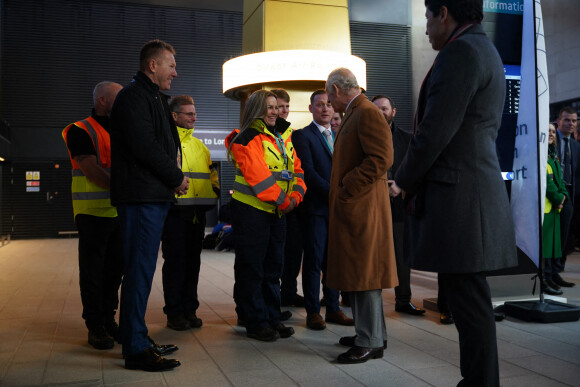 Le roi Charles III d'Angleterre, visite la gare de Luton DART Parkway pour inaugurer le nouveau système de transport en commun qui reliera la gare ferroviaire de Luton Airport Parkway à l'aéroport de Londres Luton. Le 6 décembre 2022. 