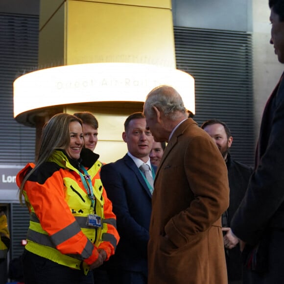 Le roi Charles III d'Angleterre, visite la gare de Luton DART Parkway pour inaugurer le nouveau système de transport en commun qui reliera la gare ferroviaire de Luton Airport Parkway à l'aéroport de Londres Luton. Le 6 décembre 2022. 