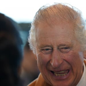 Le roi Charles III d'Angleterre, visite la gare de Luton DART Parkway pour inaugurer le nouveau système de transport en commun qui reliera la gare ferroviaire de Luton Airport Parkway à l'aéroport de Londres Luton. Le 6 décembre 2022. 