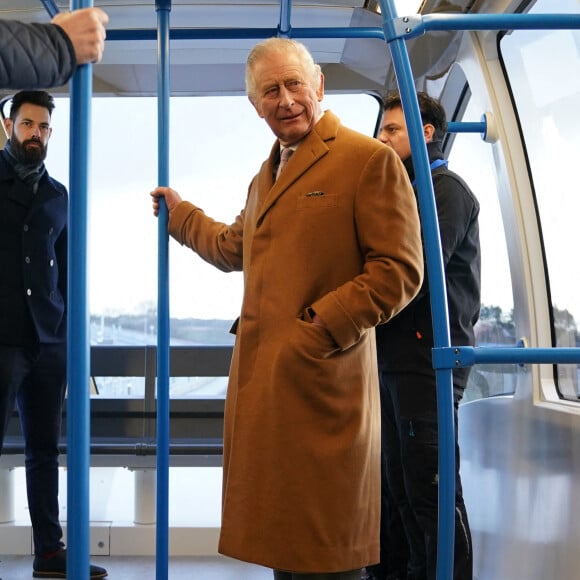 Le roi Charles III d'Angleterre, visite la gare de Luton DART Parkway pour inaugurer le nouveau système de transport en commun qui reliera la gare ferroviaire de Luton Airport Parkway à l'aéroport de Londres Luton. Le 6 décembre 2022. 