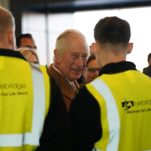 Le roi Charles III d'Angleterre, visite la gare de Luton DART Parkway pour inaugurer le nouveau système de transport en commun qui reliera la gare ferroviaire de Luton Airport Parkway à l'aéroport de Londres Luton. Le 6 décembre 2022. 