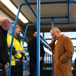Le roi Charles III d'Angleterre, visite la gare de Luton DART Parkway pour inaugurer le nouveau système de transport en commun qui reliera la gare ferroviaire de Luton Airport Parkway à l'aéroport de Londres Luton. Le 6 décembre 2022.  King Charles III travels in a DART carriage for the three-minute journey to the Luton DART central terminal, during a visit to Luton DART Parkway Station to learn about the new cable-drawn mass passenger transit system which will connect Luton Airport Parkway rail station to London Luton Airport. Picture date: Tuesday December 6, 2022. 