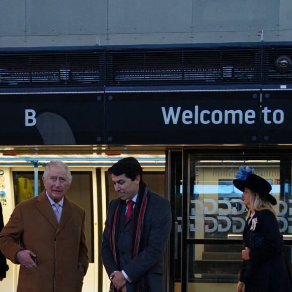 Le roi Charles III d'Angleterre, visite la gare de Luton DART Parkway pour inaugurer le nouveau système de transport en commun qui reliera la gare ferroviaire de Luton Airport Parkway à l'aéroport de Londres Luton. Le 6 décembre 2022.  King Charles III arrives at the Luton DART central terminal at Luton Aiarport during a visit to learn about the new cable-drawn mass passenger transit system which will connect Luton Airport Parkway rail station to London Luton Airport. Picture date: Tuesday December 6, 2022. 