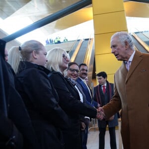 Le roi Charles III d'Angleterre, visite la gare de Luton DART Parkway pour inaugurer le nouveau système de transport en commun qui reliera la gare ferroviaire de Luton Airport Parkway à l'aéroport de Londres Luton. Le 6 décembre 2022.  King Charles III meets Ryanair staff during a visit to Luton Airport to learn about the new cable-drawn mass passenger transit system which will connect Luton Airport Parkway rail station to London Luton Airport. Picture date: Tuesday December 6, 2022. 