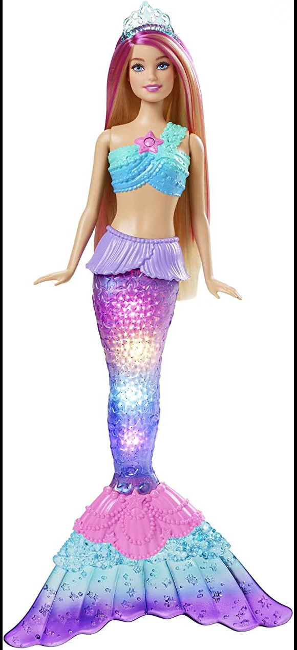 La queue de sirène de cette poupée Barbie Dreamtopia sirène lumières scintillantes s'illumine dans l'eau