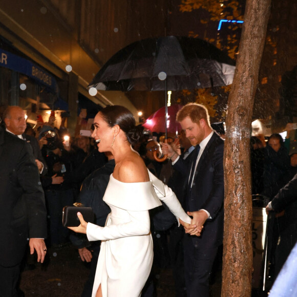 Le prince Harry et Meghan Markle sortent de l'hôtel Hilton à New York le 6 décembre 2022. 