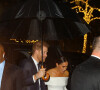 Le prince Harry et Meghan Markle arrivent à une soirée sous la pluie à New York le 6 décembre 2022. 