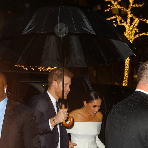 Le prince Harry et Meghan Markle arrivent à une soirée sous la pluie à New York le 6 décembre 2022. 