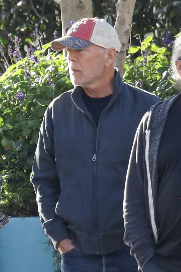 Exclusif - Bruce Willis a passé une belle journée avec ses copains sur la plage de Santa Monica. 