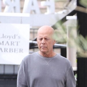 Exclusif - Bruce Willis s'est rendu avec un ami chez le barbier à Brentwood le 2 novembre 2022. 