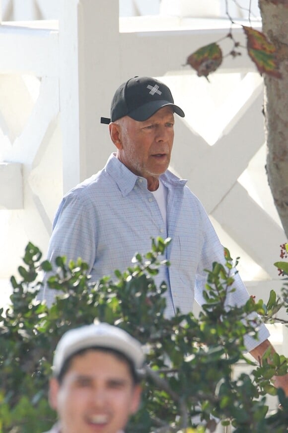 Exclusif - Bruce Willis va prendre son petit-déjeuner à Santa Monica le 19 octobre 2022. 