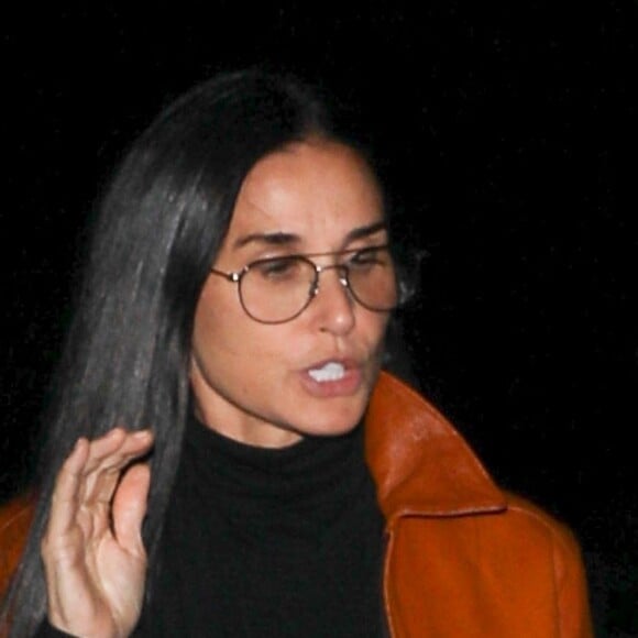 Exclusif - Demi Moore quitte le restaurant Matsuhisa avec son petit chien et un mystérieux inconnu à Beverly Hills le 20 novembre 2022. 