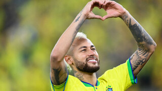 Neymar de nouveau en couple avec une bombe brésilienne ! Elle ne le quitte plus, jusqu'au Qatar !