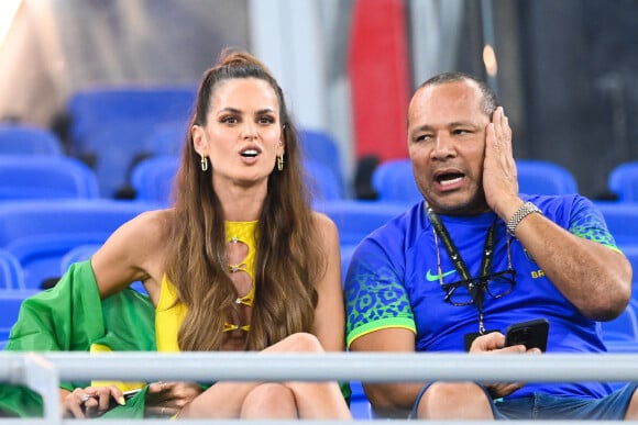 Neymar da Silva Sr. (père de Neymar Jr.), Izabel Goulart dans les tribunes du match "Brésil - Corée (4-1)" lors de la Coupe du Monde 2022 au Qatar, le 5 décembre 2022. © Philippe Perusseau/Bestimage