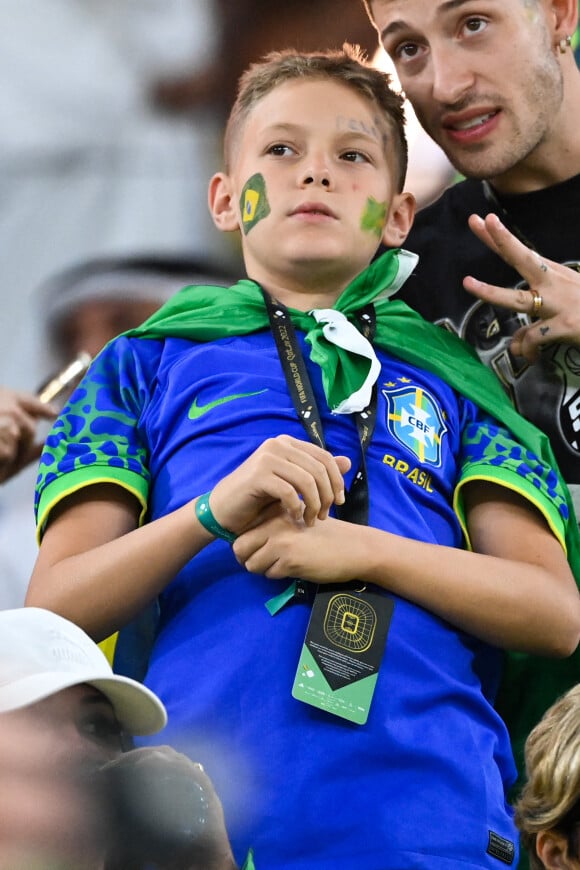 Davi Lucca da Silva Santos (fils de Neymar Jr.) dans les tribunes du match "Brésil - Corée (4-1)" lors de la Coupe du Monde 2022 au Qatar, le 5 décembre 2022. © Philippe Perusseau/Bestimage
