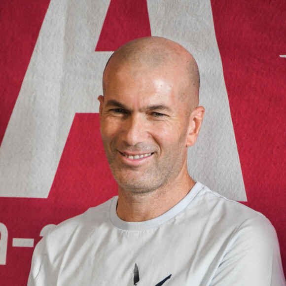 Zinedine Zidane lors de la lecture de la dictée ELA aux élèves de la 6ème F du collège Henri Barnier à Marseille le 18 octobre 2022. Le texte de la dictée 2022 est de Mohamed Mbougar SARR, "L'étoile qui n'avait pas sommeil", lauréat du Prix Goncourt 2021.