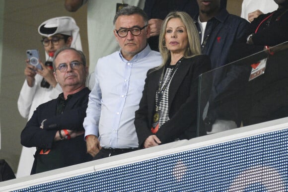Christophe Galtier (entraineur du PSG), et sa femme, Luis Campos (directeur sportif du PSG), dans les tribunes du match "France - Australie (4-1)" lors de la Coupe du Monde 2022 au Qatar, le 22 novembre 2022.