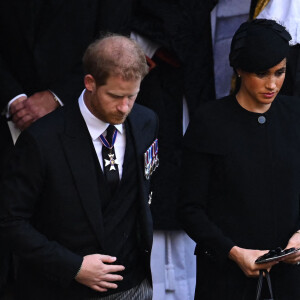 Le prince Harry, duc de Sussex et Meghan Markle, duchesse de Sussex - Sortie - Procession cérémonielle du cercueil de la reine Elisabeth II du palais de Buckingham à Westminster Hall à Londres, où les Britanniques et les touristes du monde entier pourront lui rendre hommage jusqu'à ses obsèques prévues le 19 septembre 2022. Le 14 septembre 2022. 