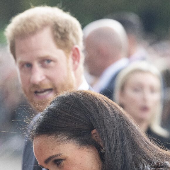Le prince Harry, duc de Sussex, Meghan Markle, duchesse de Sussex à la rencontre de la foule devant le château de Windsor, suite au décès de la reine Elisabeth II d'Angleterre. Le 10 septembre 2022 